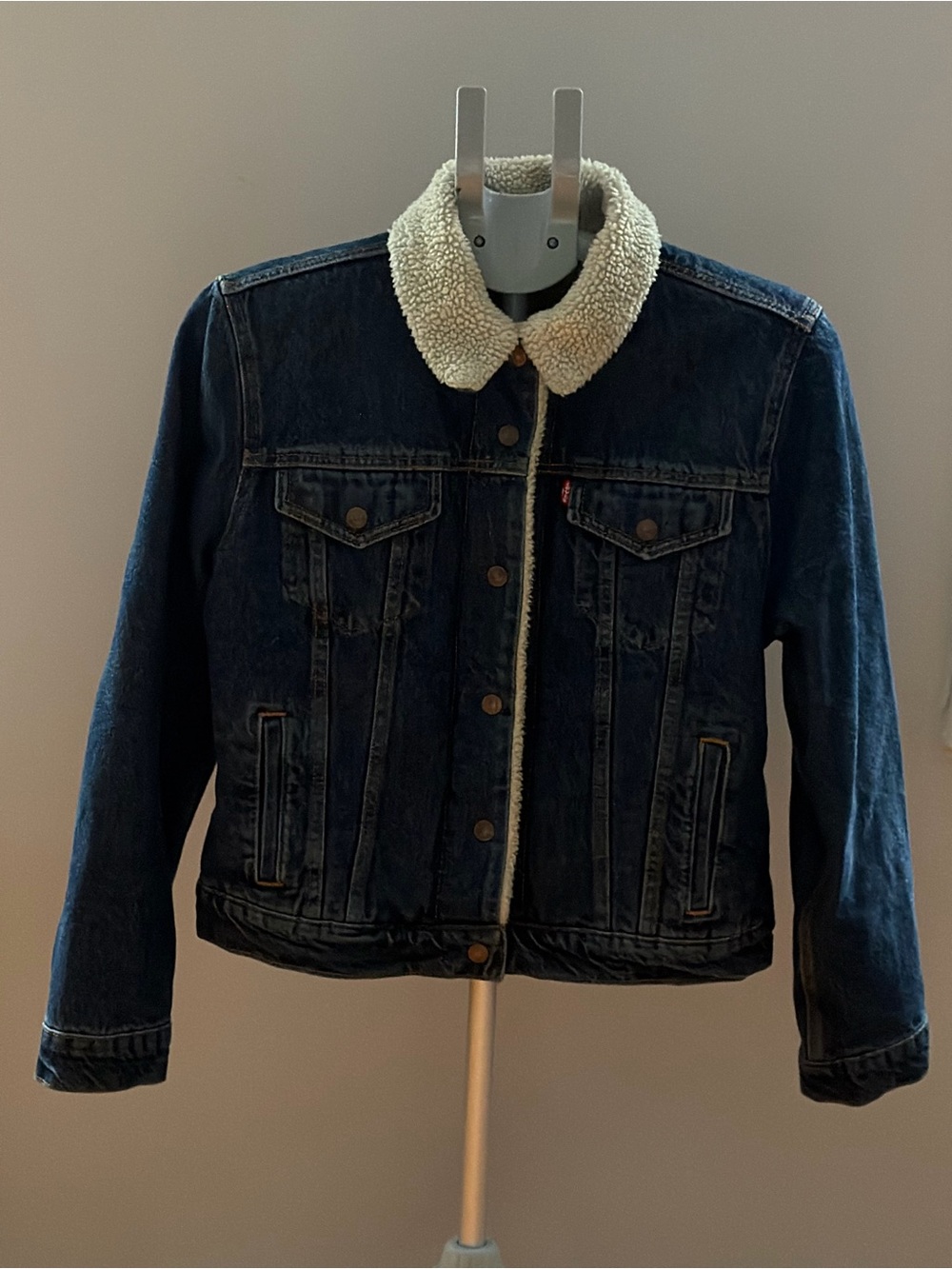 Levi’s Men’s Sherpa-Lined Denim Trucker Jacket – Size M - Picture 4 of 13